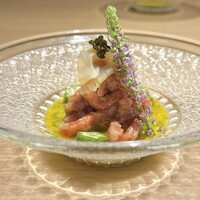にく稲 - 生食許可済みの生肉ユッケは、イカとものすごく相性良くて美味しい！（美味しくて飲んでしまいそう）