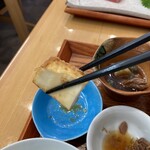天然本マグロ専門店 司 - 小鉢の一つ、厚揚げ。とろりとしてます。