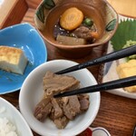 天然本マグロ専門店 司 - マグロの角煮も抜群の味付けでした。