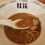 桂花ラーメン - やはり色合いも濃い。