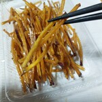 覚王山 吉芋 - 手を汚さぬように箸でポリポリ