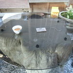 阿左美冷蔵 - テラス席テーブル