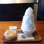 ぶたとら氷 - 料理写真:テキトーに即決しw

●生もも氷（入荷次第、数量限定）1,100円

を注文してみた

おお、なんじゃこりゃ❗️

とビックリしてしまう
見た目のインパクトが凄い、高さだよねえ❗️