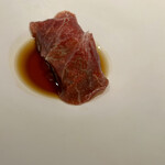 アニエルドール - 鱧、ハイゴショウ、島ラッキョウのプレザオラ（和牛生ハム）巻き　コンソメ添え