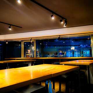 窓の多い開放的な空間。じっくり飲み比べや女子会におすすめ