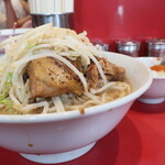 ラーメン二郎 - ラーメン半分＋白ネギショウガ半分炙