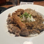 燻製キッチン - スパイシーチキンのドライカレー