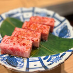 焼肉みゆき苑 - ◯特上ロース¥1,538
…角切りの厚切り肉でやってきました！
カットステーキのようにいただけるのは嬉しいけれど…メニュー写真よりも、少し脂身が多いかな〜という印象。