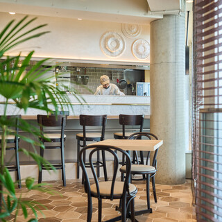 カフェのような雰囲気で、一人でも入りやすい中華料理店