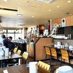 喫茶屋 かしさ - 広い店内。ちらほら予約席が