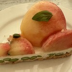 フルーツショップ青森屋 - まるごと桃を贅沢に使ったタルト、ずんだ豆がアクセント