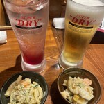 炭火焼鳥 蔵々 - カシスとざくろ酢サワー　生ビール　つきだし