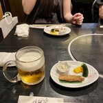 San Chuu - ハートランドとお通し、雪花菜のしろ和え、イワシフライ、きゅうりとコリンキの漬物