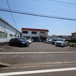 九州ラーメン うまか - 店舗外観、駐車場