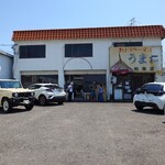 九州ラーメン うまか - 店舗外観と待ちのお客さん　平日13時頃