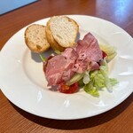 デニーズ - カリッと程よく焼かれたパンと臭みのない柔らかいローストポークにサラダ。ドリンクバー付きと考えるとコスパが良いです(ﾟ∀ﾟ)