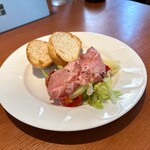 デニーズ - ローストポークサラダのパン添え、ドリンクバー付き495円税込