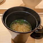鮨 侑じ - アサツキ味噌汁(仙台味噌)