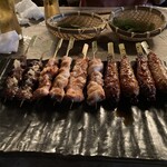 権八 - (左より)葱塩牛タン、鶏もも、特製つくね