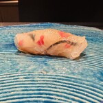 鮨shizuku 西天満 - ヒラメ。透ける模様を錦鯉に見立てたヒラメ