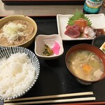食事処まるとし - 持つにと刺身定食。950円