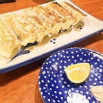 琉球チャイニーズ シシシ - ジュワッと肉汁がジューシーなアグー豚の餃子は味変もできる
