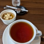 Déshan Restaurant & Café - 料理写真:セットの紅茶とスリランカプリン