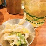 琉球チャイニーズ シシシ - お通しのミミガーもオクラと美味しく味付けされてる！