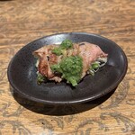 焼肉うしどし - ねぎソースでタンをいただく