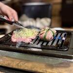 焼肉うしどし - 縛りタンを解いてます、中からネギが！