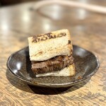 焼肉うしどし - 本日の厳選部位 ブリオッシュサンド　肉厚です