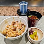 鉄板焼・愛宕 - ガーリックライス、赤出汁、香の物