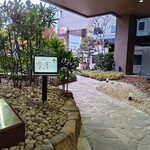 鉄板焼・愛宕 - ホテルを出て進行方向右手に進みます♪