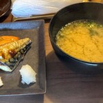 緑水亭 - 焼き魚、お味噌汁