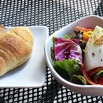 イル・ソーニョ - パスタランチのパンとサラダ