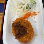 麺紡 - コロッケと野菜サラダ