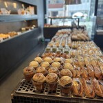 ブーランジュリー&カフェ グウ - 店頭のパン