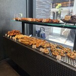 ブーランジュリー&カフェ グウ - 店頭のパン