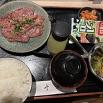 焼肉＆BAR 十炭 - 