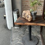 やまざき屋 - 店の入り口に喫煙所