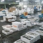 此花食堂 - 魚市場の風景　さすが瀬戸内　近海の小魚がたくさん揚がっています。