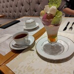 資生堂パーラー サロン・ド・カフェ ラゾーナ川崎店 - シャインマスカットのパフェとセットの紅茶