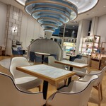 資生堂パーラー サロン・ド・カフェ ラゾーナ川崎店 - 店内。奥の座席から入り口の方向を望む