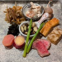 浅草じゅうろく - こだわりのきんぴら、いちじくとしめじの白和え、バイ貝うま煮、葉唐辛子佃煮、くらかけ豆、玉子焼、明太子昆布締め、金時芋レモン煮、マイクロアスパラ浅漬け、和牛のヅケ、穴子煮凝り