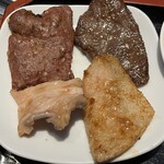 翠苑 - 焼き上がり。左上から時計回りにレバー、タン、豚トロ、ホルモン
