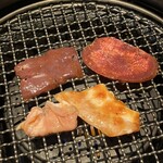 翠苑 - 左上から時計回りにレバー、タン、豚トロ、ホルモン