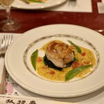 狐狸庵 - ★ヒラメとサーモンのポワレ
      ヒラメとサーモンがミルフィーユみたいに折り重なったシェフの至高な逸品♪
      サフランソースでいただく！
      極ウマ♡