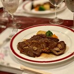 狐狸庵 - ★北海道産亜麻に恵み牛のステーキ
      放牧牛は筋肉質なイメージだけど...シェフの腕によって柔らか〜く仕立ててくれてある⤴︎︎⤴︎
      極ウマ〜♡