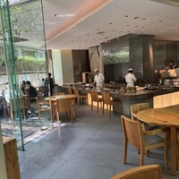 旬房 - 焼き場の前にはカウンター席もあるんだ｡