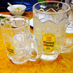 石狩亭 - 左がノーマル、右がメガ大ハイボール、奥の友人が持っているのが日本一美味い緑茶割り（2014/09）